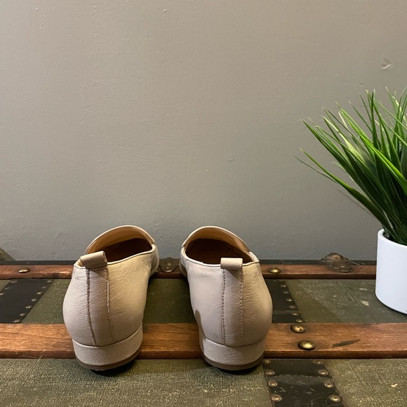 Franco Sarto leather flats - barely worn - Picture 6 of 7